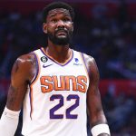 NBA - 太阳队的德安德烈-艾顿在落在乔纳斯-瓦兰丘纳斯的脚上后扭伤脚踝，至少缺阵一周