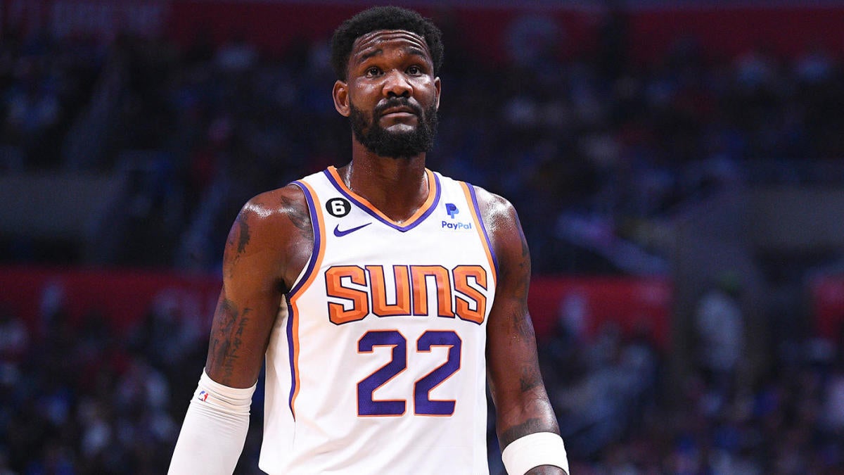 NBA - 太阳队的德安德烈-艾顿在落在乔纳斯-瓦兰丘纳斯的脚上后扭伤脚踝，至少缺阵一周
