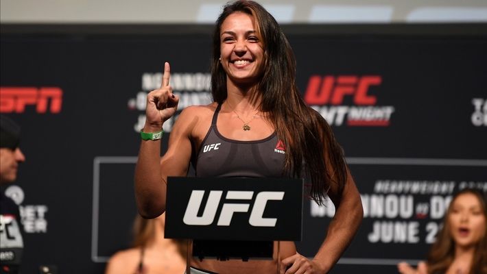 MMA - UFC选手里巴斯展示性感比基尼照片
