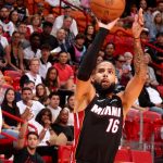 NBA - 观察,热火队的Caleb Martin将猛龙队的Christian Koloko扑倒在看台上,两名球员都被驱逐出场